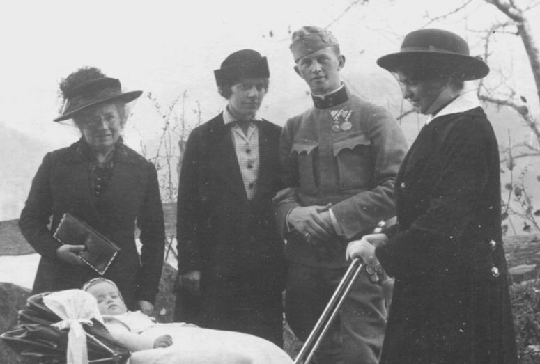 Oberleutnant Jungwirth with his fianceé, mother and sister in October 1915